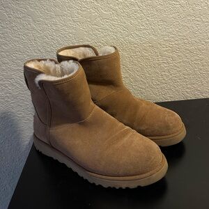 Women’s mini Uggs